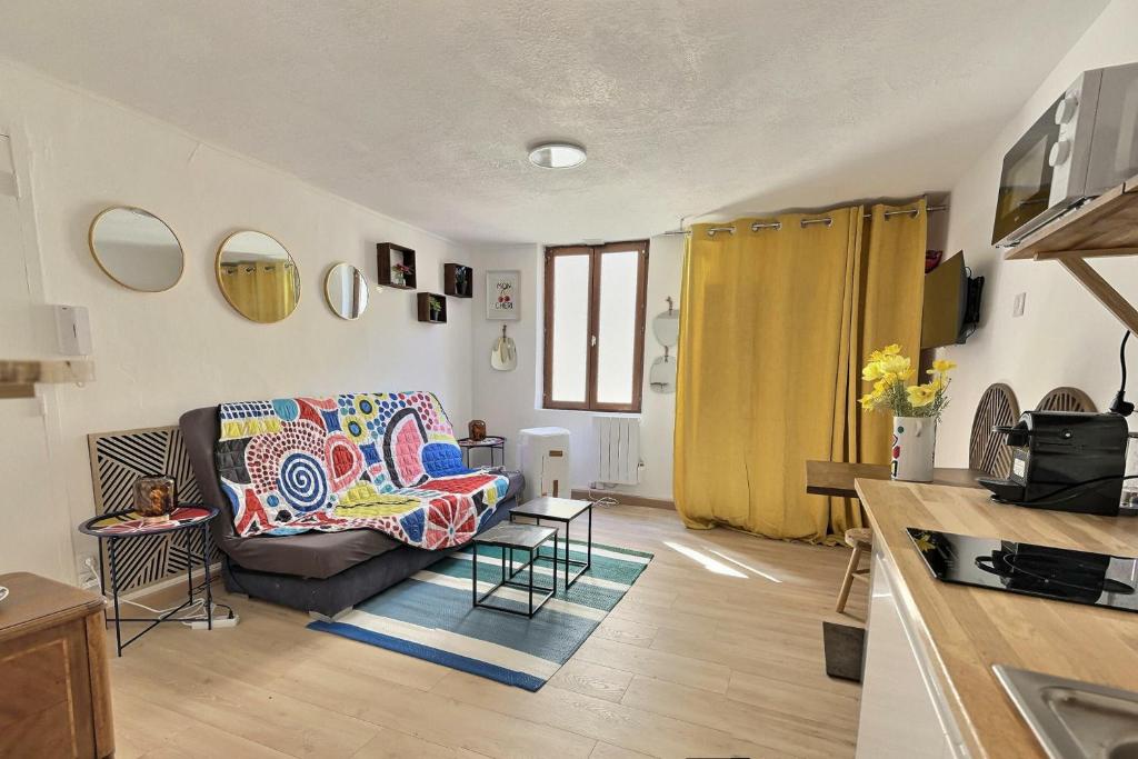a living room with a couch and a table at Summer vibes Béziers centre in Béziers
