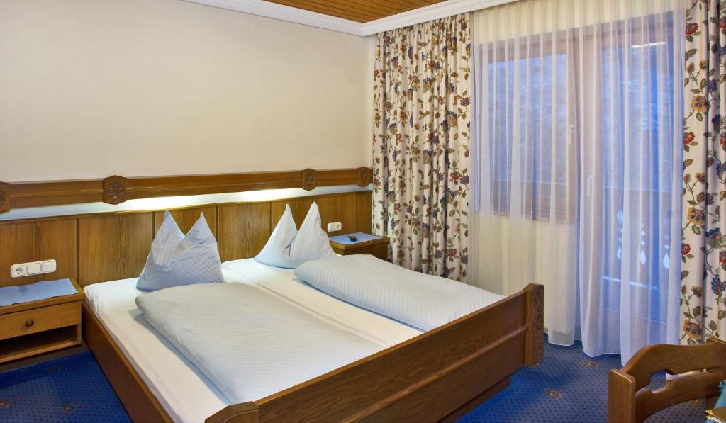 Postel nebo postele na pokoji v ubytování Hotel Berghof