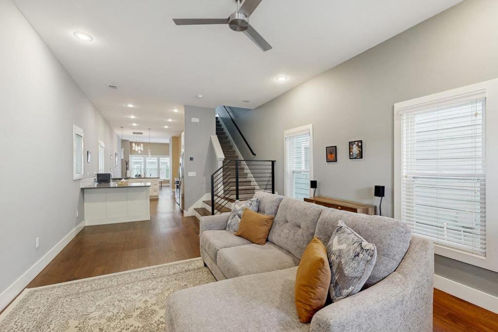 a living room with a couch and a kitchen at Wander Bentonville in Bentonville