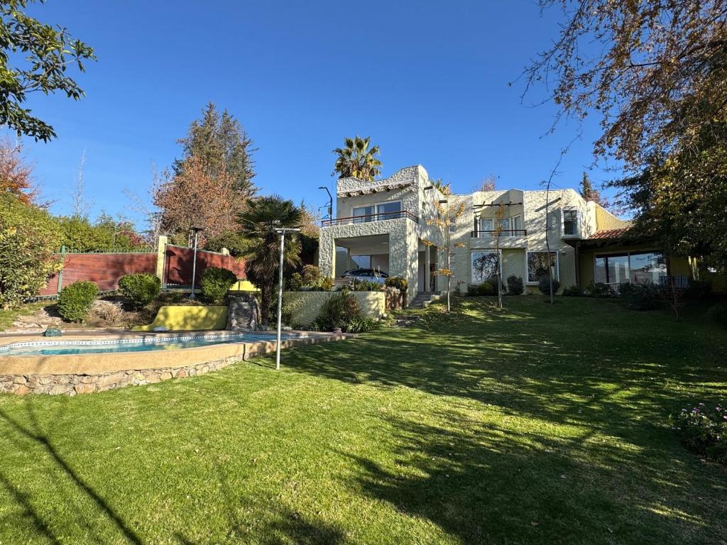 a large house with a yard with a swimming pool at Casa Super Vista a los Andes in Santiago