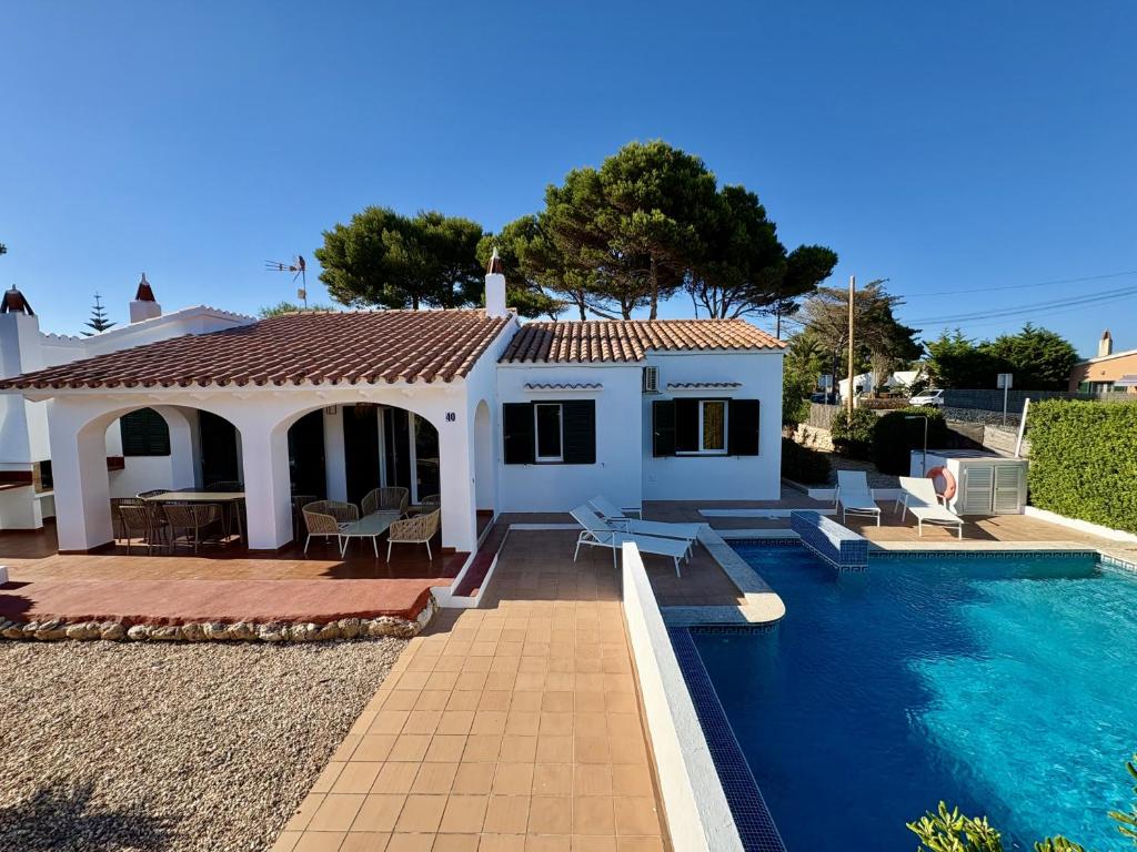 a villa with a swimming pool and a house at Villa Gabriela - piscine privée proche Punta Prima in Punta Prima