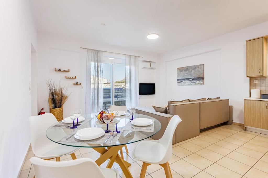 a dining room and kitchen with a table and chairs at Arivaro Apartment in Souda