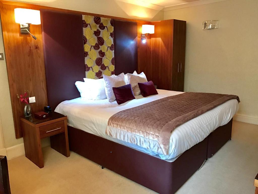 Letto o letti in una camera di Kildonan Lodge Hotel