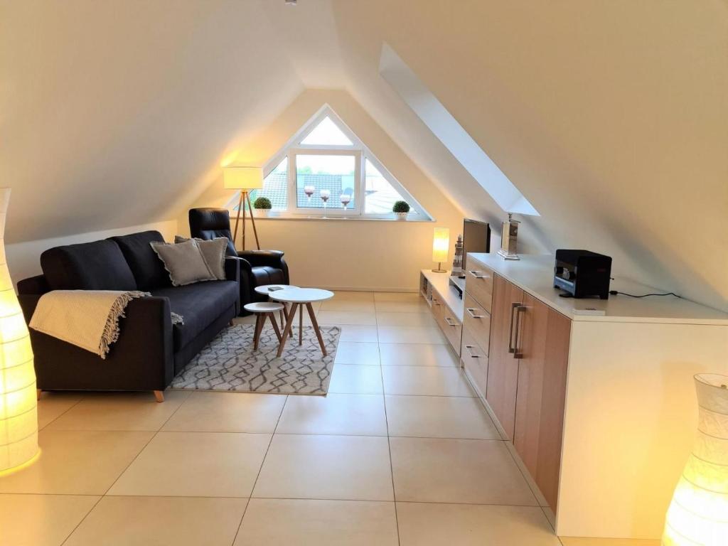 a living room with a couch and a table at Ferienwohnung Grachtenhimmel in Greetsiel