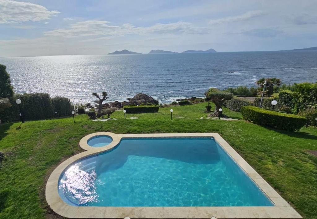 a swimming pool with a view of the ocean at Ocean Breeze in Oya