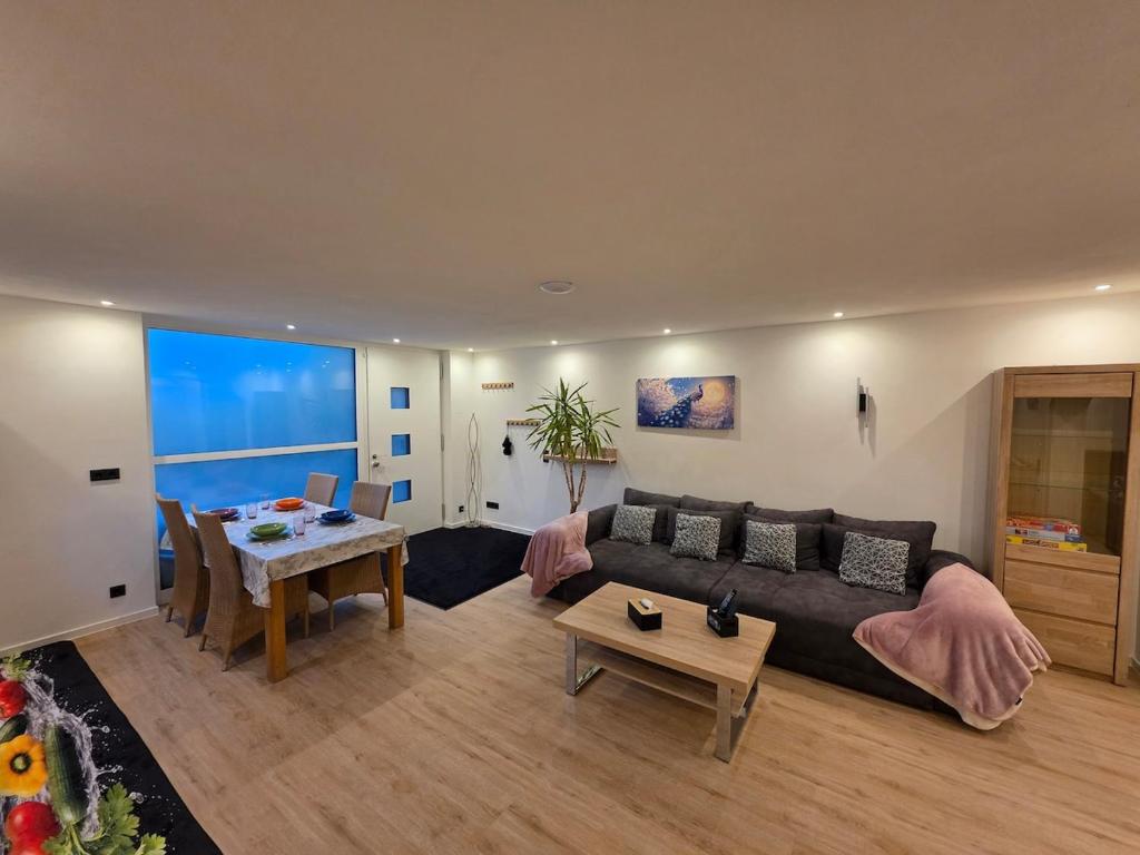 a living room with a couch and a table at Ferienwohnung Sonneninsel in Rednitzhembach