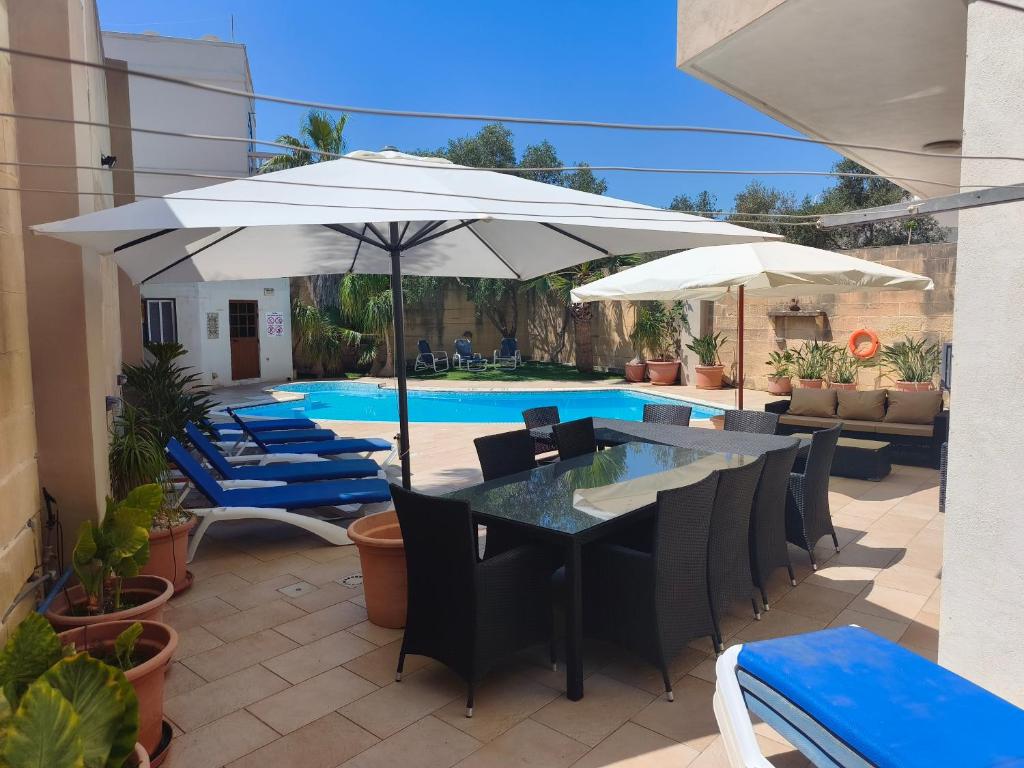 Bazén v ubytování Villa Naxxar Malta nebo v jeho okolí