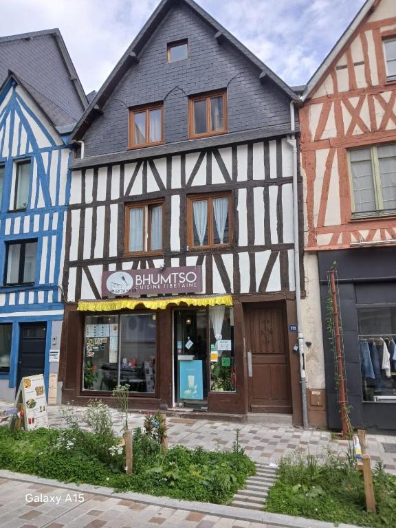 a building with a store in front of it at Studio Cosy Beauvoisine in Rouen