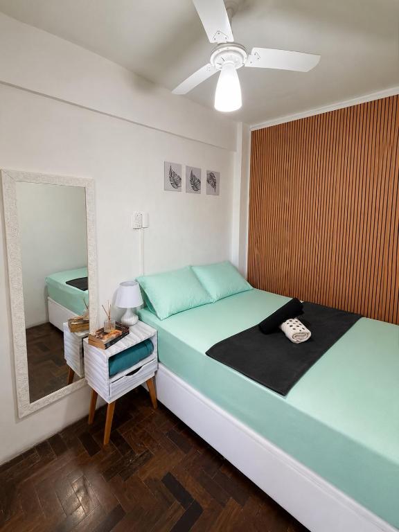 a bedroom with two beds and a mirror at Apartamento em Botafogo 5 min de Copacabana in Rio de Janeiro