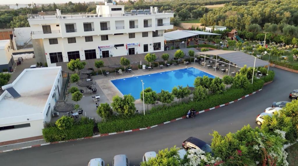 Luftaufnahme eines Hotels mit Swimmingpool in der Unterkunft Hotel Hamzaoui in Beni Mellal