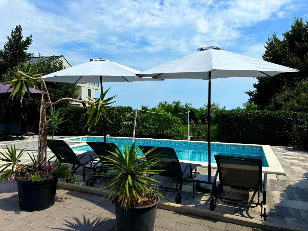Villa Stella Maris Kastela - Private Pool & Steps to Beach