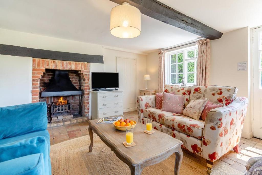 a living room with a couch and a fireplace at 3 Bed in Dunwich oc-atc2 in Dunwich