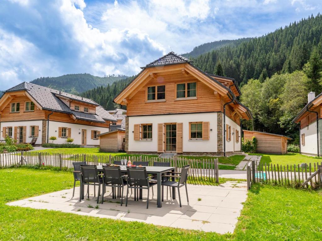 a table and chairs in front of a house at Steier Hütte in Donnersbachwald