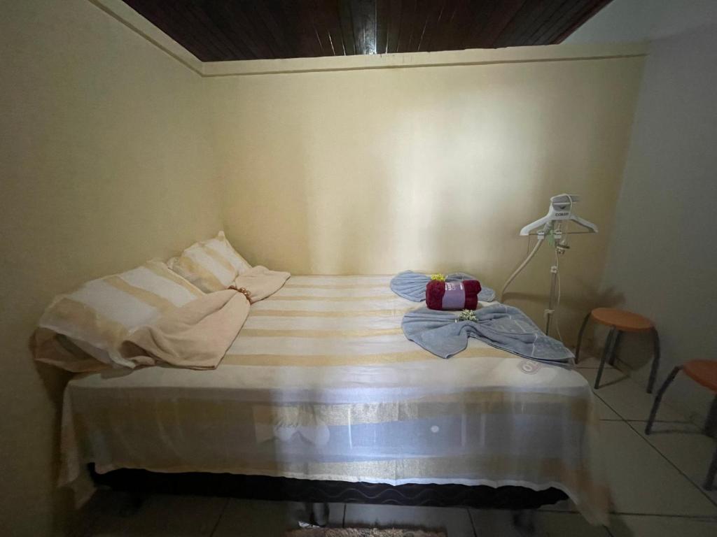 a small bedroom with a bed with a candle on it at Flat Amarração Shopping in Luis Correia