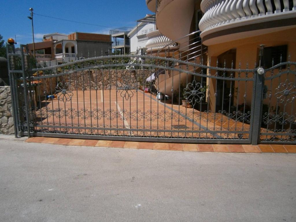 Apartments with parking space Vodice - 27710