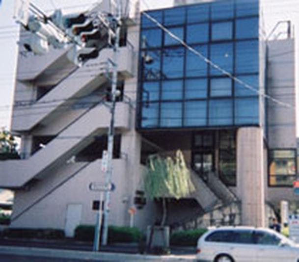 ein Gebäude mit einem davor geparkt in der Unterkunft Hotel Civic Inn Sayama in Sayama
