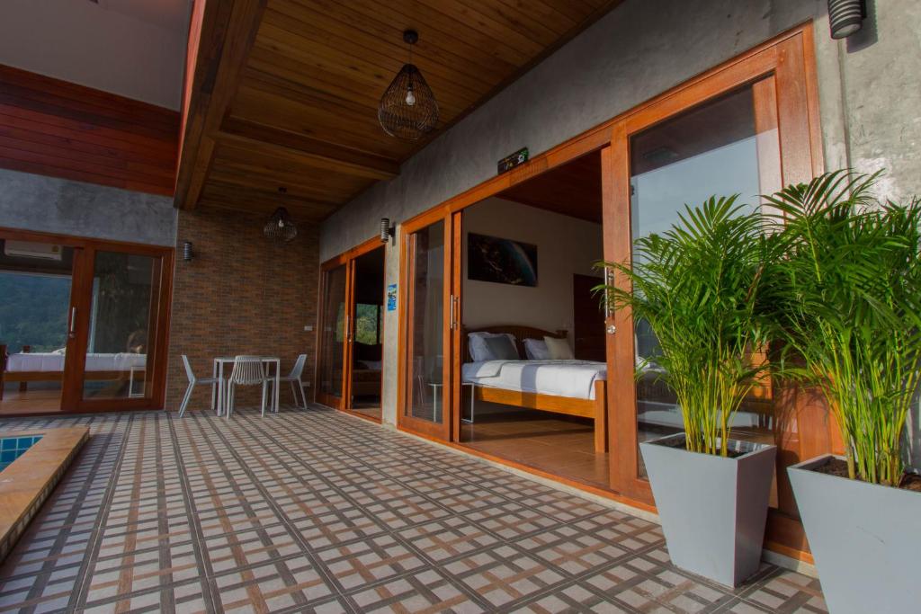 Ein Balkon oder eine Terrasse in der Unterkunft Baan View Talay Pool Villas