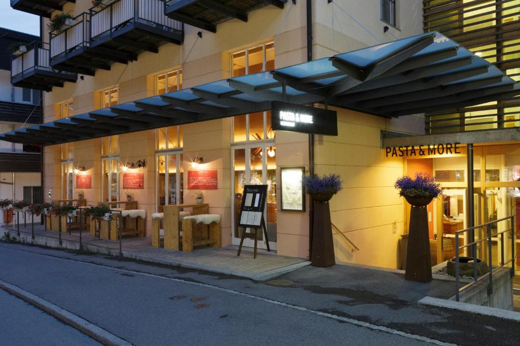 ein Gebäude mit einem Restaurant an der Straßenseite in der Unterkunft Pasta&More Bed&Breakfast in Wengen