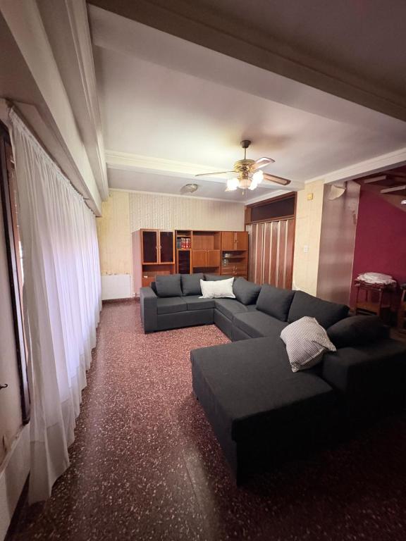 a living room with couches and a couch at Casa Encuentro in Pringles