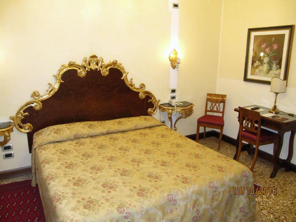 Postel nebo postele na pokoji v ubytování Residenza d'Epoca San Cassiano
