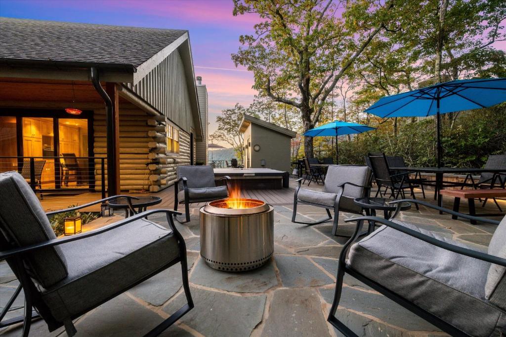 a patio with chairs and a fire pit at Art & Soul in Lyndhurst