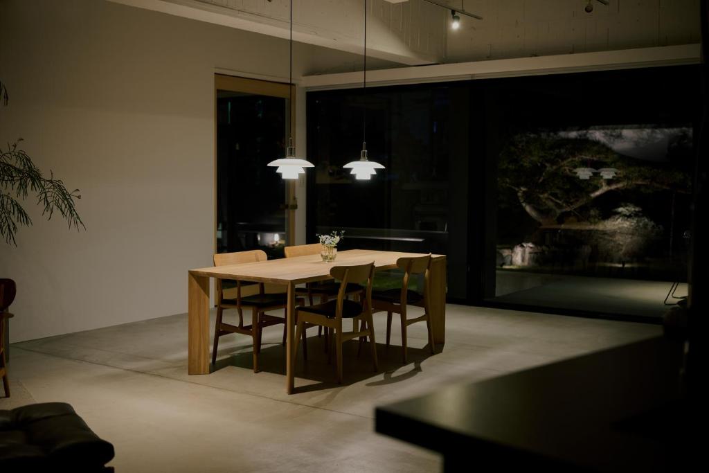 a dining room table and chairs in a room at 穴吹邸 / ANABUKI-TEI in Takamatsu