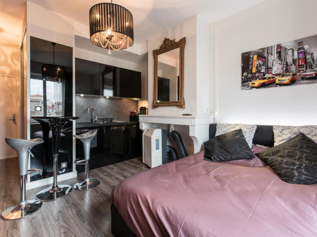 um quarto com uma cama e uma cozinha em Dormir A Lyon - Cosy Saxe-Gambetta em Lyon