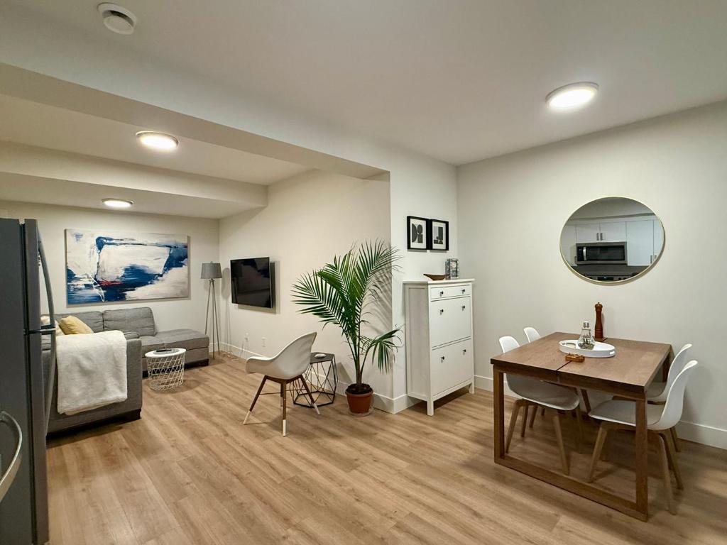 ein Wohnzimmer mit einem Tisch und ein Esszimmer in der Unterkunft WT Modern Nest in Kelowna