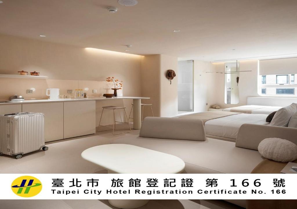 a large room with two beds and a kitchen at Lore Hotel 樂爾公寓 in Taipei