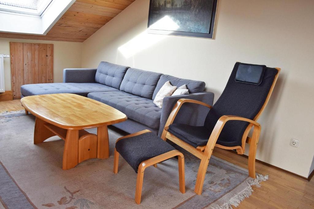 a living room with a couch and a table and chairs at Ferienwohnung Wiedenhofer in Regenstauf