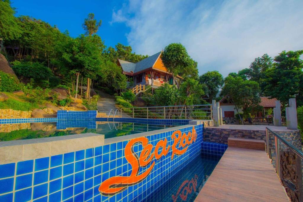 Bazén v ubytování Sea Rock Resort nebo v jeho okolí