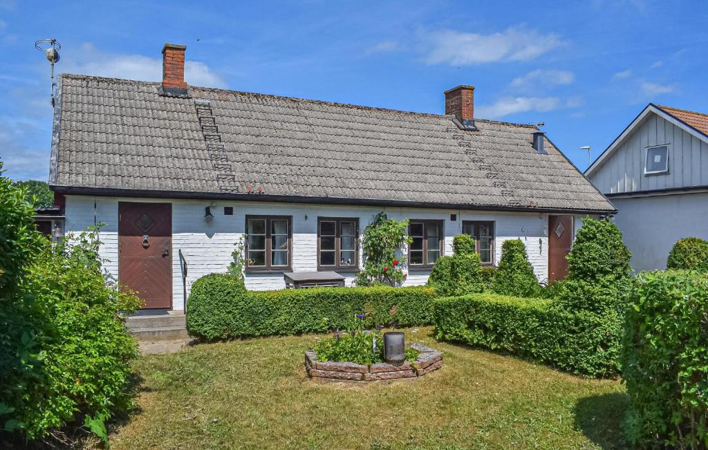 a white house with a roof and a yard at 3 Bedroom Pet Friendly Home In Löderup in Löderup