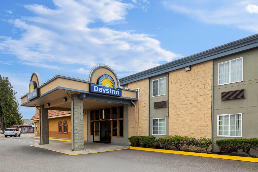 a day inn building with a sign that reads days inn at Days Inn by Wyndham Mt. Vernon in Mount Vernon