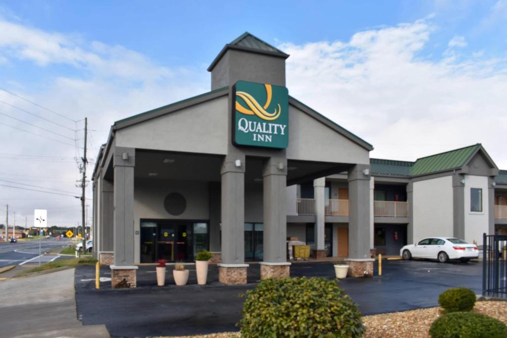 a building with a country inn sign on it at Quality Inn Calhoun North I-75 in Calhoun