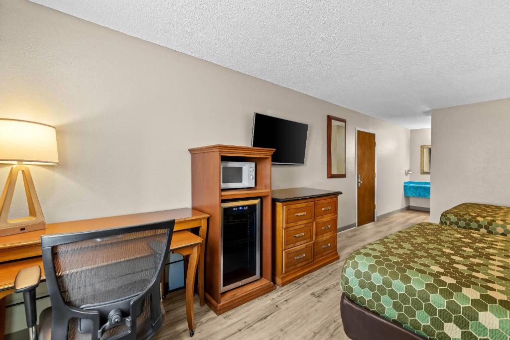 Rodeway Inn & Suites Hwy 217 & 26 W - 