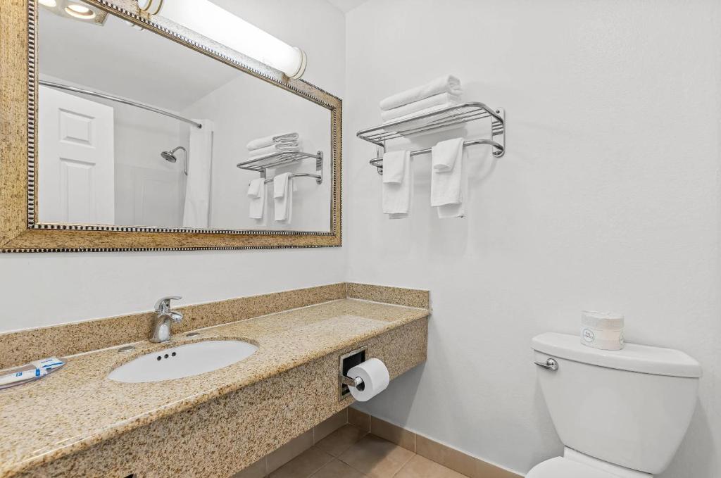 Rodeway Inn & Suites Hwy 217 & 26 W - 