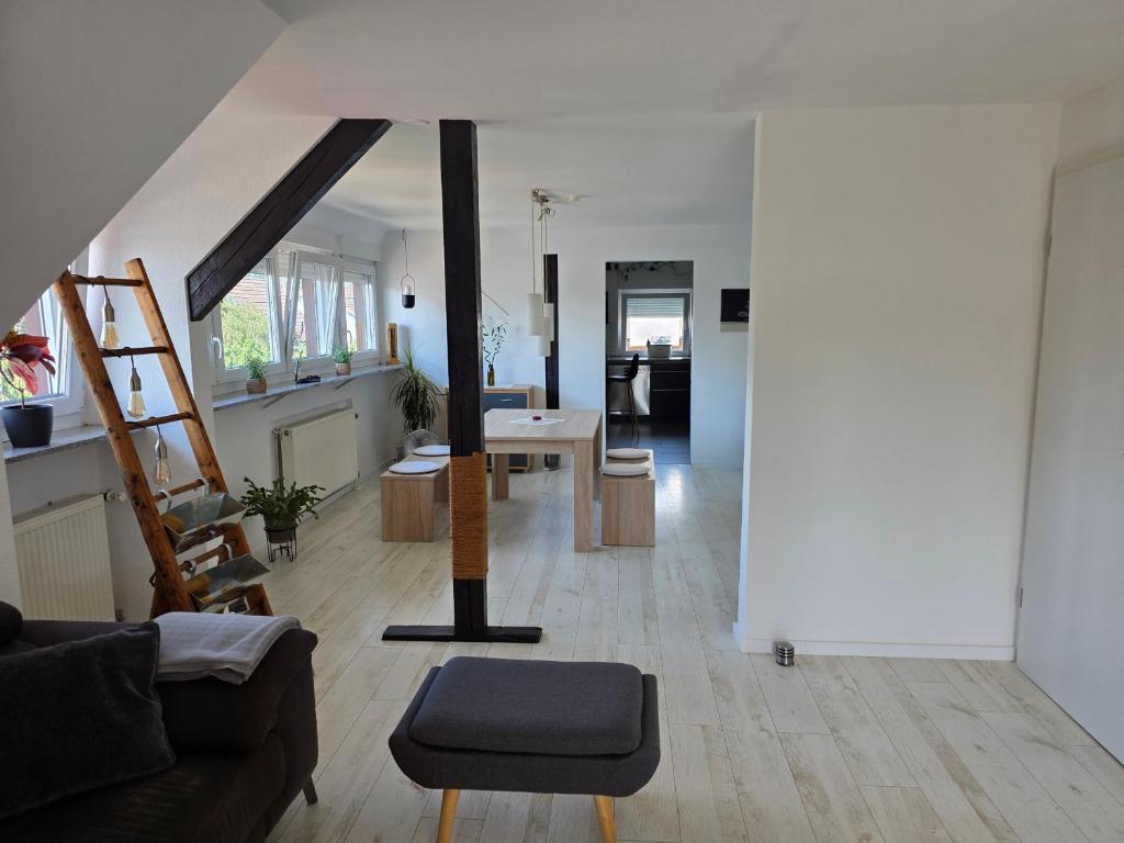 ein Wohnzimmer mit Sofa und Tisch in der Unterkunft Studio Seeperle in Owingen