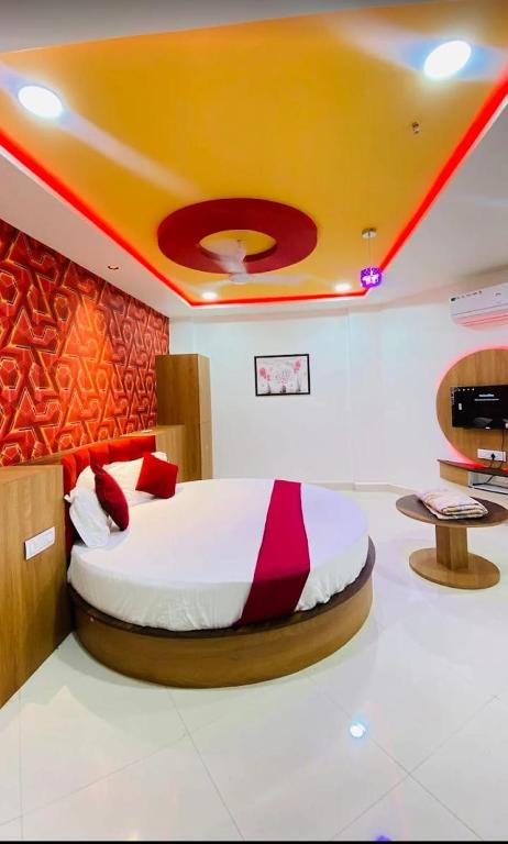 a bedroom with a large bed in a room at Hotel New Vinay in Kapadvanj