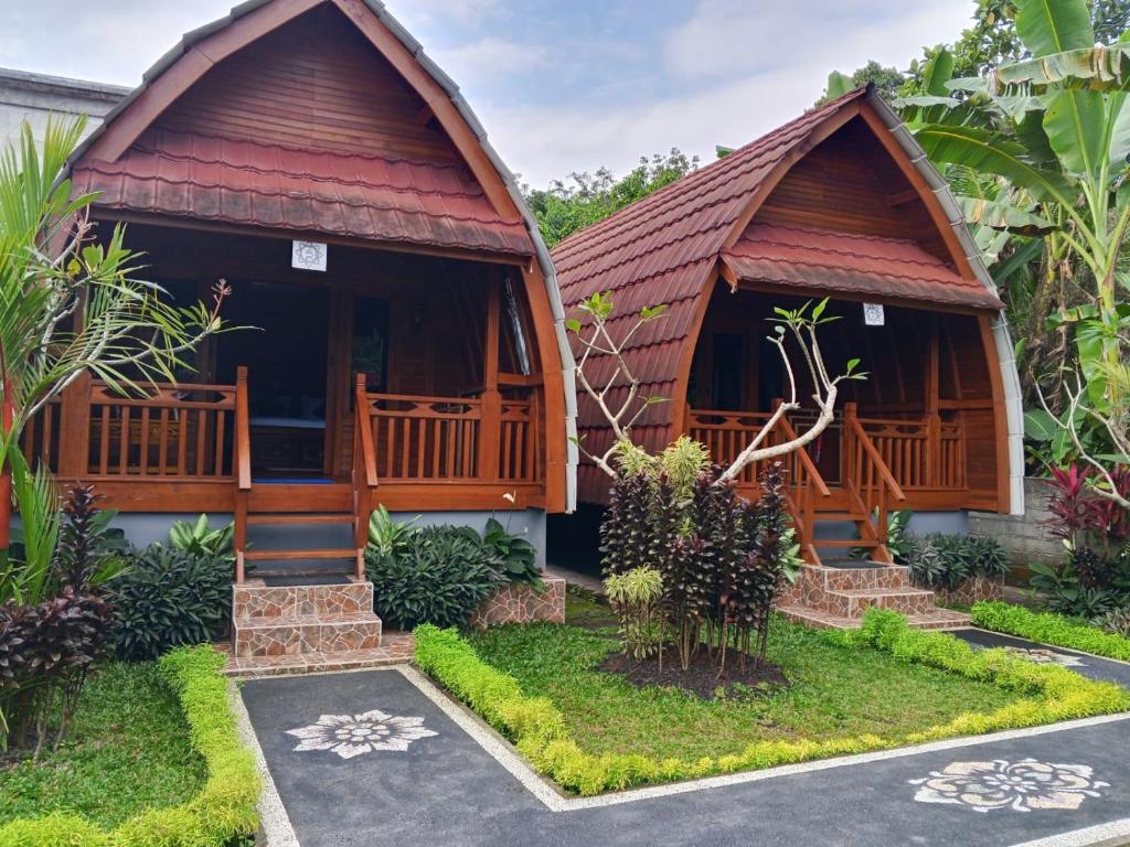 a house with two gazebos at Kawandini Homestay in Sidemen