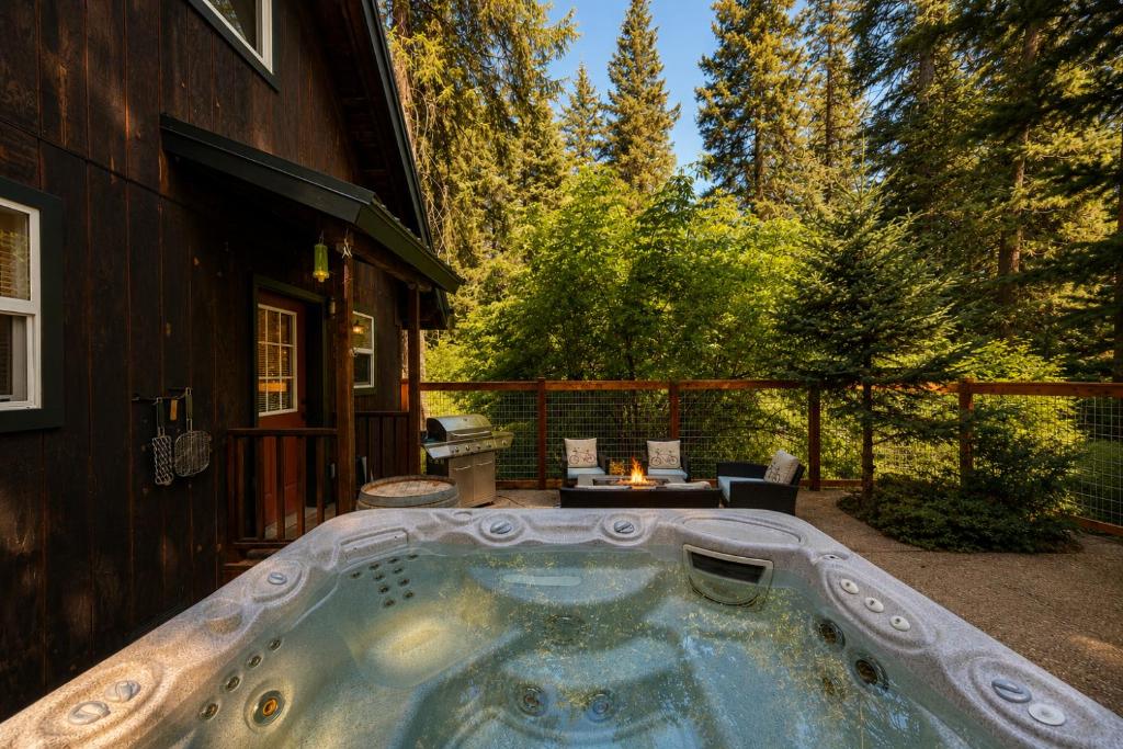 a hot tub on the side of a house at Pine River Retreat in Leavenworth