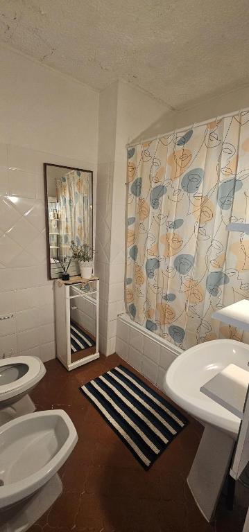a bathroom with two sinks and a mirror at studio world romer in Costa da Caparica