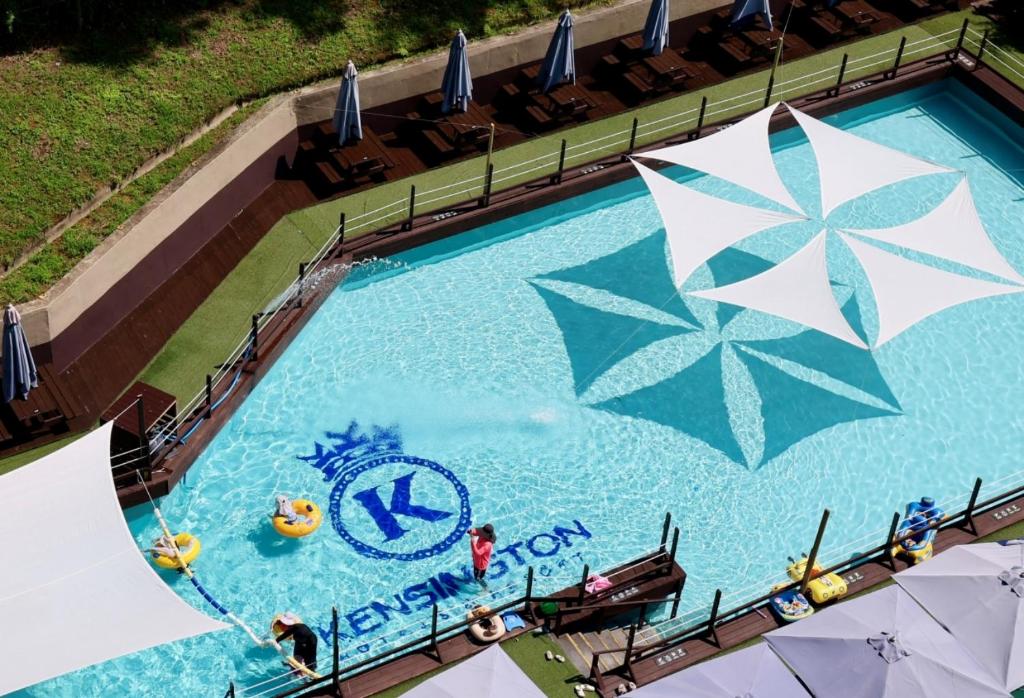 an overhead view of a swimming pool with umbrellas at KensingtonResort JirisanNamwon in Namwon