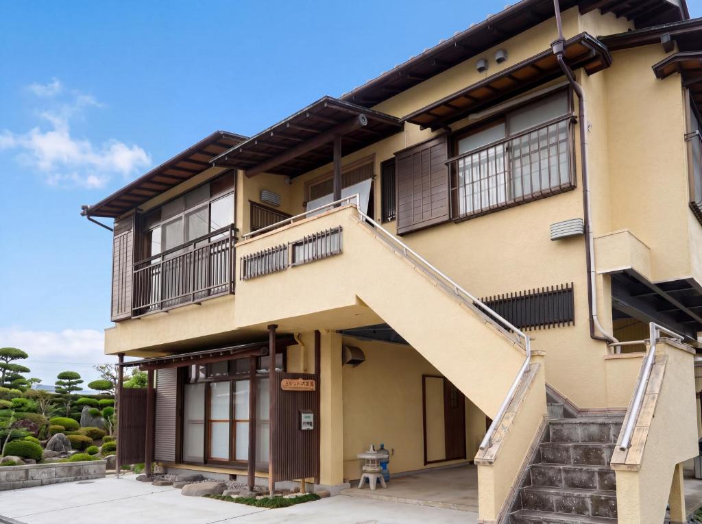 ein Gebäude mit Treppen und Balkonen in der Unterkunft かんさんのお宿 in Fuji