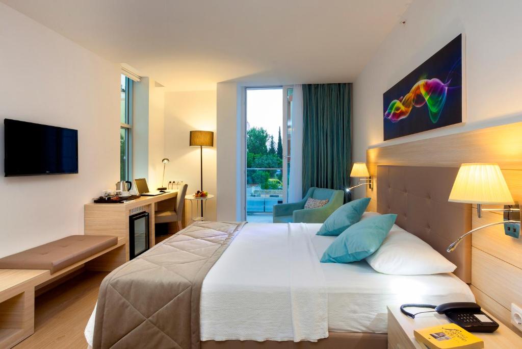 The Room Hotel & Apartments - 