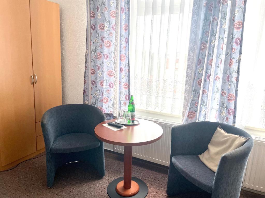 a room with two chairs and a table and a window at Twin Studio in Boizenburg
