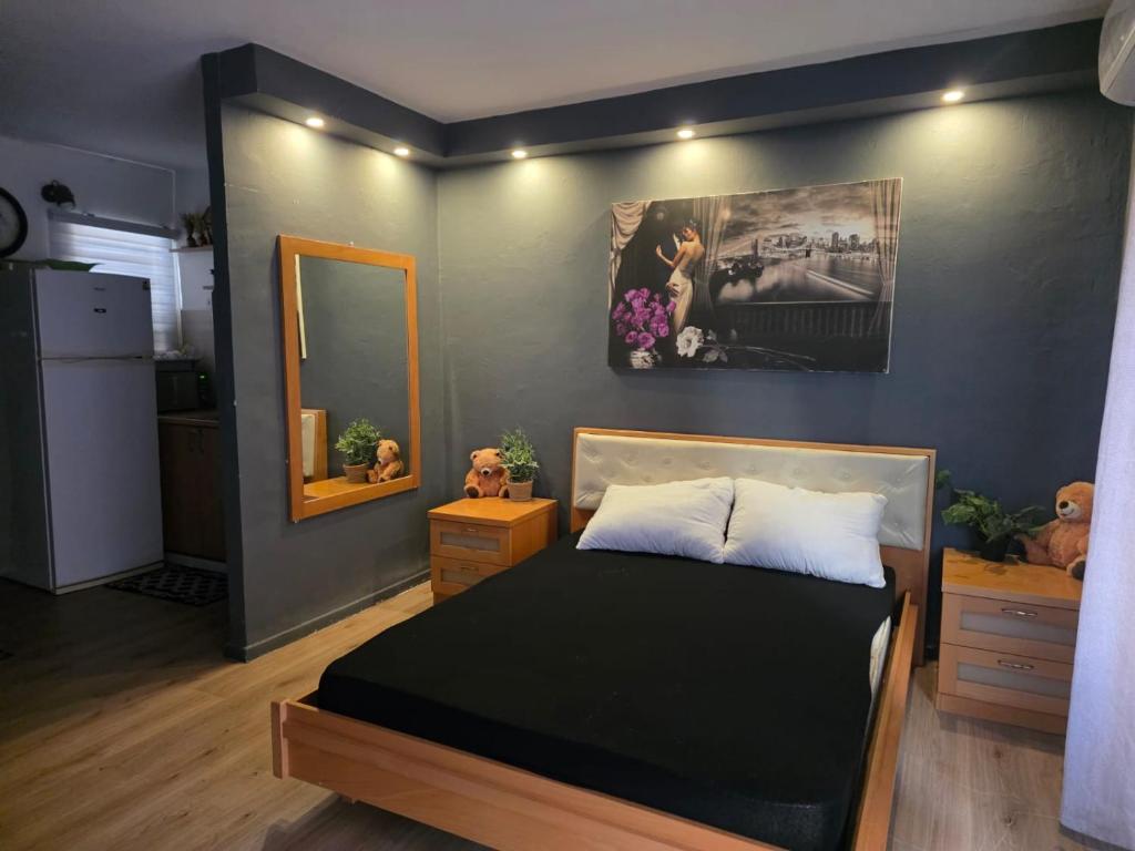 a bedroom with a bed and a mirror at Slice of life in Qiryat Motzkin
