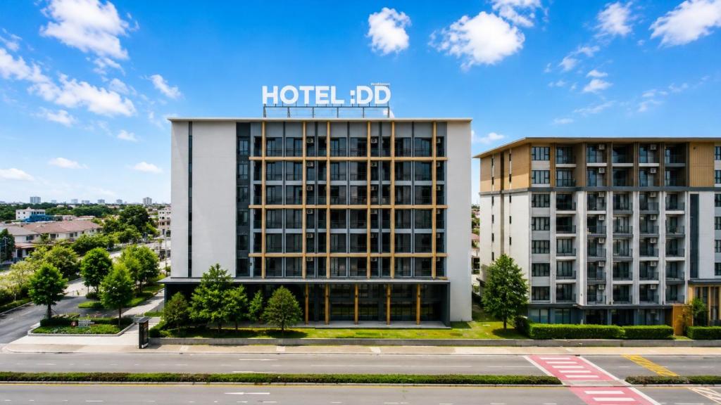 ein Hoteldab mit einem Schild darauf in der Unterkunft Rangsit Residence & Hotel by HOTEL DD in Ban Talat Rangsit