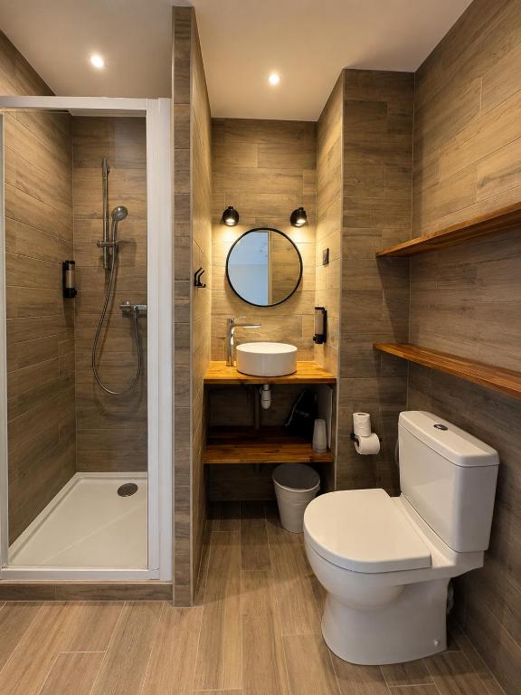 ein Badezimmer mit Toilette, Waschbecken und Dusche in der Unterkunft Angleterre Hotel in Paris