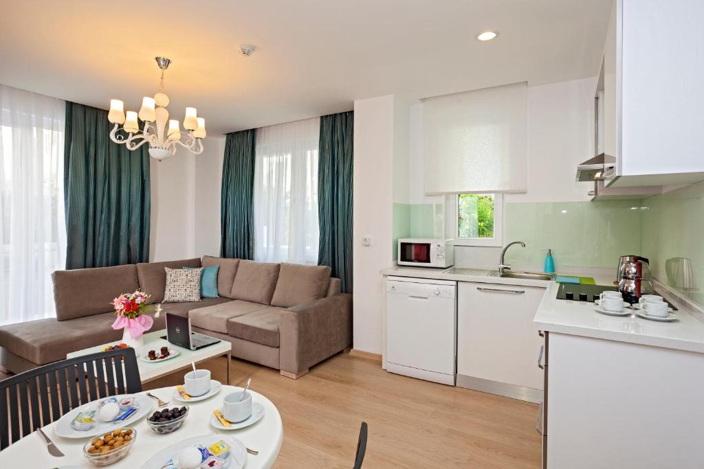 The Room Hotel & Apartments - 