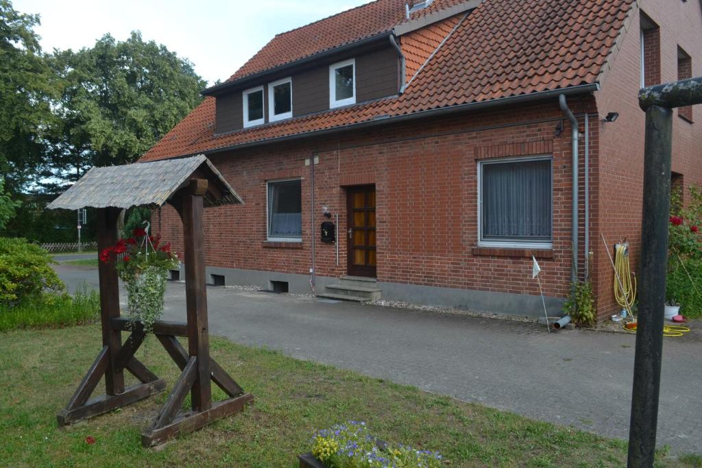 a house with a vase of flowers in the yard at Zum Zingelforst in Neudorf